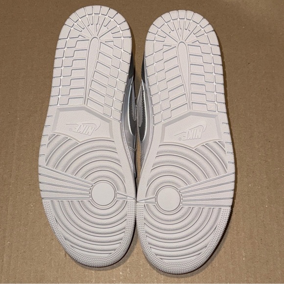 Nike Air Jordan 1 Retro Low OG Shoes Gray Metallic Silver CZ0790-002 Men's NEW - Picture 6 of 6